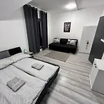 Laura Apartmanhaz *