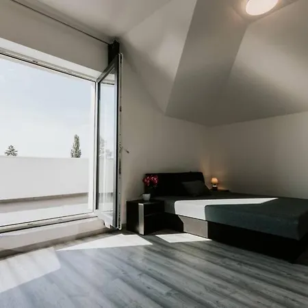 Laura Apartmanhaz *