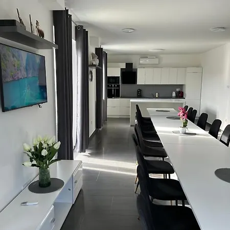 Laura Apartmanhaz
