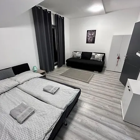 Laura Apartmanhaz *